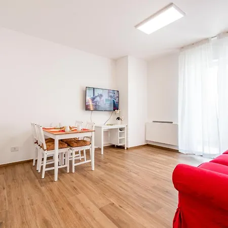 Station With Parking Apartment Bari
