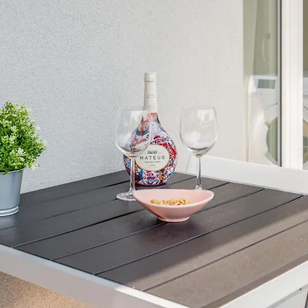 Guesthost - Station With Parking شقة