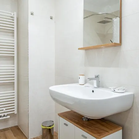 Guesthost - Station With Parking *