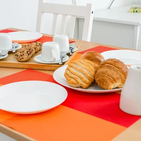 Guesthost - Station With Parking Daire
