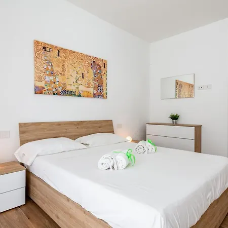 Guesthost - Station With Parking Apartment Bari