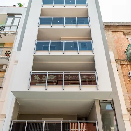 Guesthost - Station With Parking * בארי