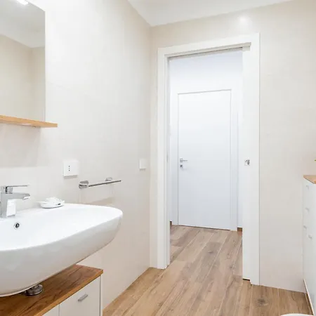 Guesthost - Station With Parking Bari