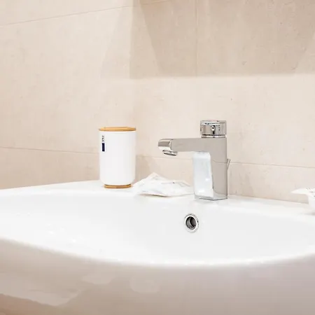 Guesthost - Station With Parking Apartment *